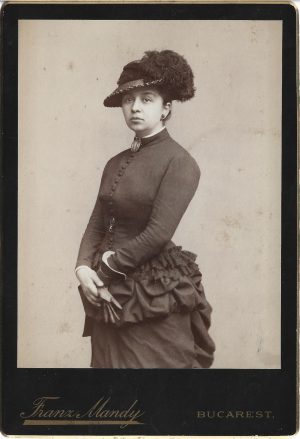 Sofia Vlad, născută Rădulescu, fiica primarului orașului Lugoj, Constantin Rădulescu și mamă a poetului în grai bănățean Victor Vlad Delamarina, studio Franz Mándy 1884