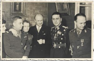 Doi ofițeri români de cavalerie decorați cu Ordinul Mihai Viteazul și Crucea de Fier germană și medic militar cu Crucea Regina Maria, 1942