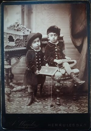 Tiberiu Brediceanu și Caius Brediceanu la vârsta copilăriei, studio A Wippler, Băile Herculane