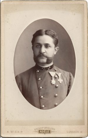 Constantin Rădulescu în uniformă de medic militar în Regimentul 9 Husari, studio Adele, Viena