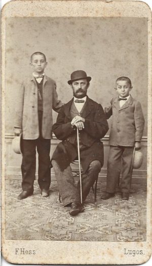 Constantin Rădulescu, primarul orașului Lugoj, cu cei doi fii ai săi, Constantin și George, studio Fridolin Hess, Lugoj