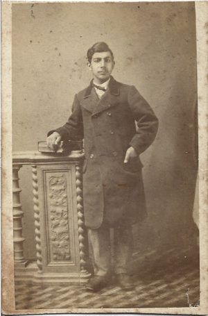 Garabet Gaina, de origine armean din Suceava, unul dintre cei 4 judecători ai orașului Suceava, fotografie din tinerețe cu nota sa olografă