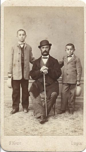 Constantin Rădulescu, primarul orașului Lugoj, cu cei doi fii ai săi, Constantin și George, studio Fridolin Hess, Lugoj