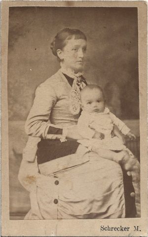 Cornelia Brediceanu născută Rădulescu cu fiul ei, Caius Brediceanu, studio Schrecker M, Budapest