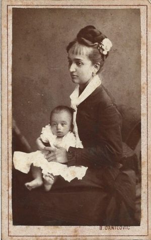 Cornelia Brediceanu născută Rădulescu cu fiul ei, Tiberiu Brediceanu, studio B Danilovic, Timișoara