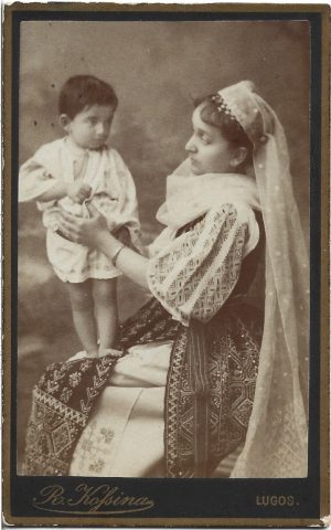 Cornelia Brediceanu născută Rădulescu cu fiul ei, Caius Brediceanu, studio Rudolf Kossyna, Lugoj