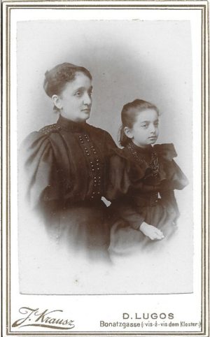 Cornelia Brediceanu născută Rădulescu cu fiica ei, Sempronia, studio Julius Krausz, Lugoj