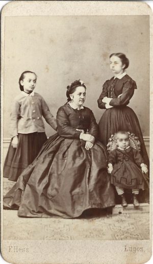 Paulina Rădulescu născută Seiman cu fetele Sofia, Cornelia și Elena, studio Fridolin Hess, Lugoj