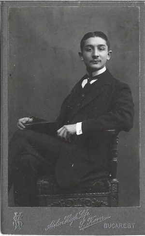 Paul Rădulescu, fiul medicului Constantin Rădulescu jr și al lui Zoe Boerescu, 1909, studio Korn, București