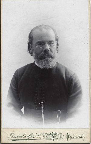 Preot Dumitru Brăilean, administrator parohial la Biserica Sfântul Nicolae Câmpulung Moldovenesc (1890-1893), studio Liederhoffer Vilmos, Budapesta, 1898