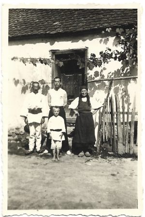 Familie de țărani români în port popular din Transilvania, perioada interbelică