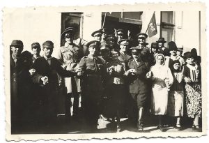 Cavaleriști din Regimentul 4 Roșiori Regina Maria în horă cu civili, pe clădire fanion neregulamentar cu abrevierea regimentului (R4R), 1937