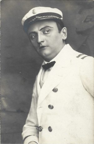 Traian Grozăvescu, fotografie cu nota și semnătura sa olografă, Cluj, 1921, studio Leonardo