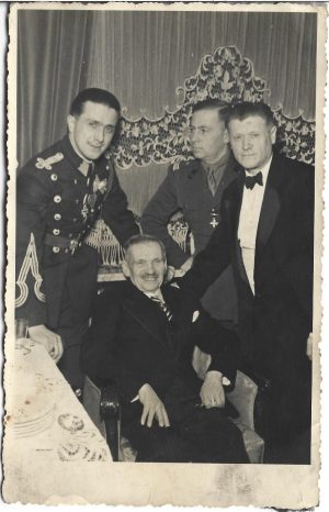 Ofițer român de cavalerie decorat cu Ordinul Mihai Viteazul și Crucea de Fier germană și medic militar cu Crucea Regina Maria, 1942