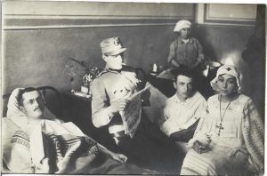 Ofițer român în uniformă model 1912 și soră de Cruce Roșie
