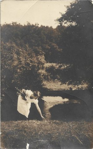 Femeie culegând flori, fotografie de epocă