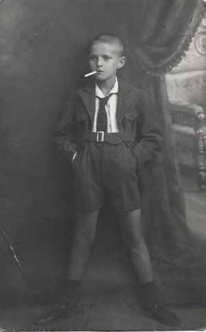Băiat cu țigară, 1923, studio Bucovsky, București
