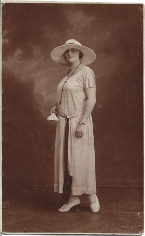 Femeie, 1922, studio Julietta, București