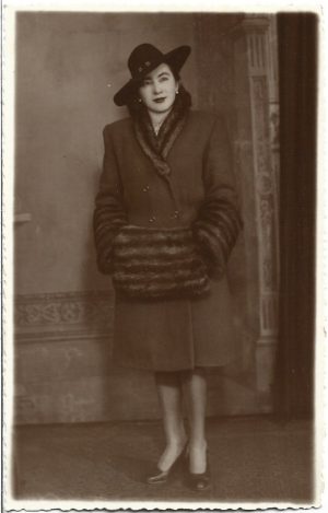 Femeie elegantă, 1944, studio Foto Viitor, București