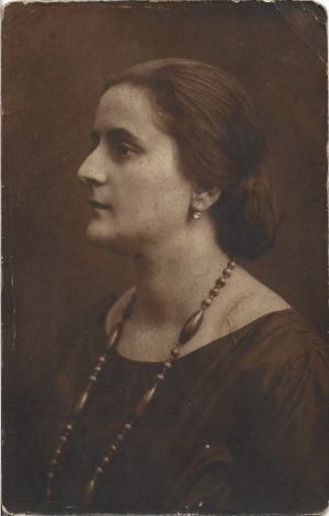 Portret de femeie, studio Bucovsky, București