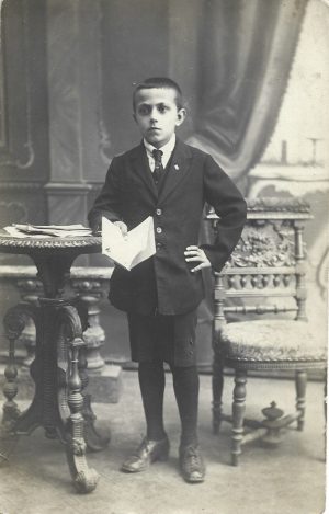 Băiat cu carte, fotografie de epocă, România