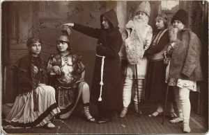 Tinere costumate jucând în piesă de teatru, 1929, București