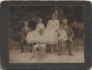 George Dobrin, avocat apărător al memorandiștilor, primul prefect al județului Caraș, cu familia