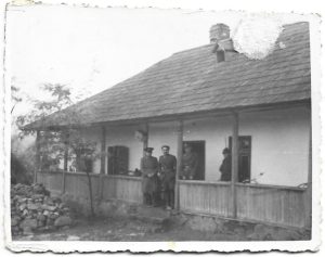 Ofițeri români și soldat cu baioneta la armă, anii 1930