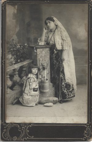 Femeie și copil în port popular românesc, 1913, Vechiul Regat