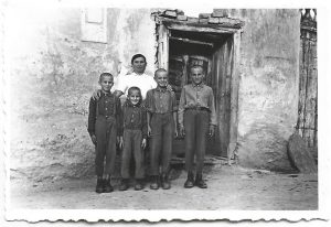 Mamă cu 4 băieți, România, 1963