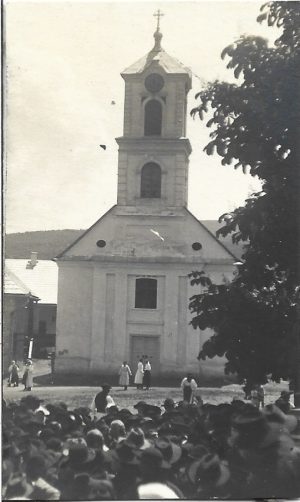 Țărani în fața bisericii din Rodna, începutul secolului al XX-lea