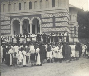 Zagra, mulțime de țărani români adunați în fața bisericii, campanie electorală, anii 1920