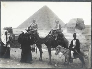 Octavian Goga și soția sa, Veturia, la Piramide în Egipt