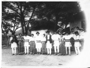 Țărani români în port popular, cca anul 1903