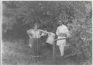 Port popular românesc, femeie cu cobiliță și donițe, Vechiul Regat, perioada antebelică