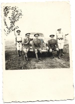 Ofițeri din Regimentul 4 Roșiori Regina Maria și soldați cu baioneta la armă, anii 1930