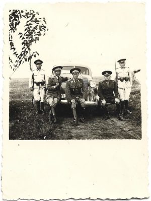 Ofițeri din Regimentul 4 Roșiori Regina Maria și soldați cu baioneta la armă, anii 1930