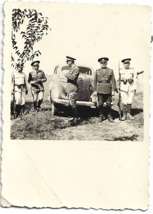 Ofițeri din Regimentul 4 Roșiori Regina Maria și soldați cu baioneta la armă, anii 1930