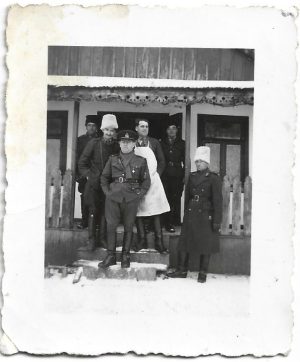 Ofițer român din Regimentul 4 Roșiori Regina Maria cu Ordinul Crucea Regina Maria