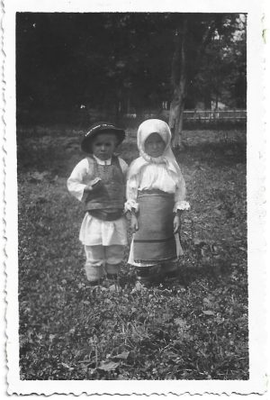 Copii de țărani în port popular românesc din zona Năsăud, anii 1930