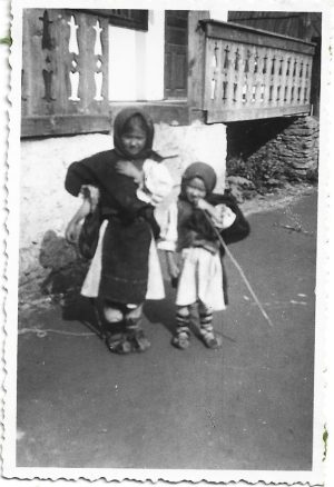 Copii de țărani în port popular românesc din zona Năsăud, anii 1930