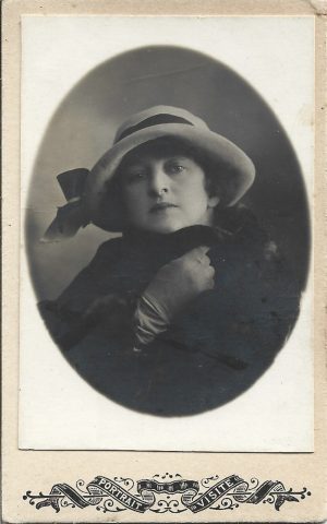 Portret de femeie, România, perioada interbelică