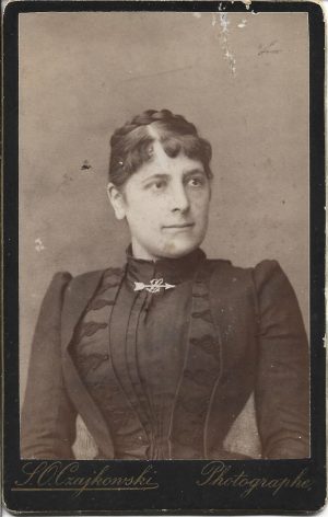 Lenca Pella, soția primarului orașului Râmnicu Sărat, Vespasian I Pella și mama juristului de renume mondial Vespasian V Pella, studio Czajkonski