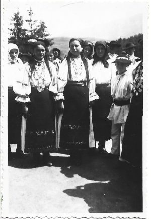 Fete în port popular românesc, cu salbe din galbeni, zona Năsăud, anii 1930