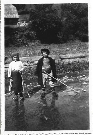 Copii în port popular românesc, Sângeorz, Năsăud, anii 1930