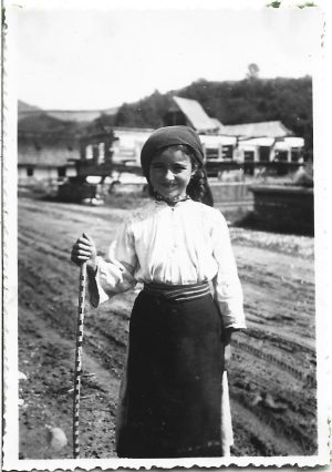 Fetiță în port popular românesc, Sângeorz, Năsăud, anii 1930