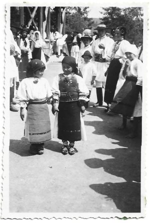 Copii și tineri în port popular românesc, Năsăud, anii 1930