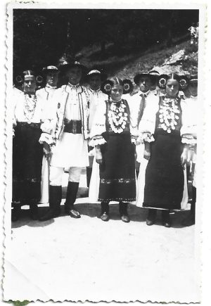 Fete în port popular românesc, cu salbe din galbeni, zona Năsăud, anii 1930