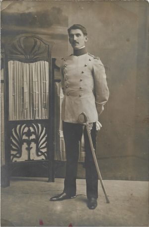 Sublocotenent român cu sabie și pinteni, în uniformă model 1895, 1915, studio Fotoglob