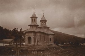 Biserica Sfânta Treime din Azuga în timpul construcției, 1902